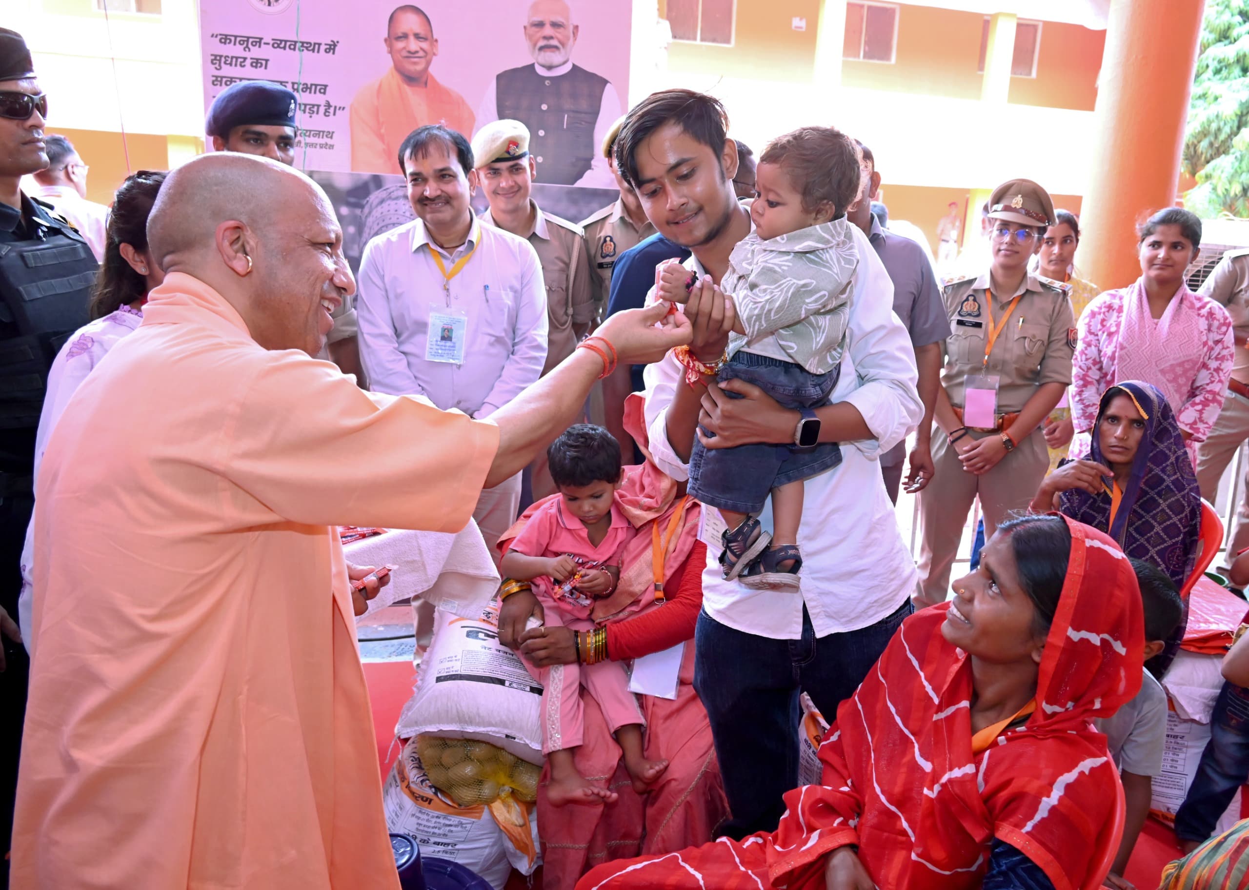 चित्रकूट बाढ़ : CM योगी ने 800 परिवारों को दी राहत, बेघरों को मिलेगा घर