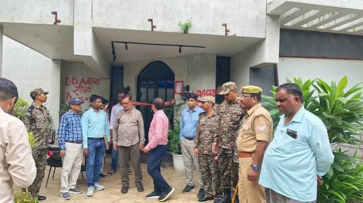 एलडीए का शिकंजा: अलीगंज में सात इमारतें सील; 51 भवन रडार पर