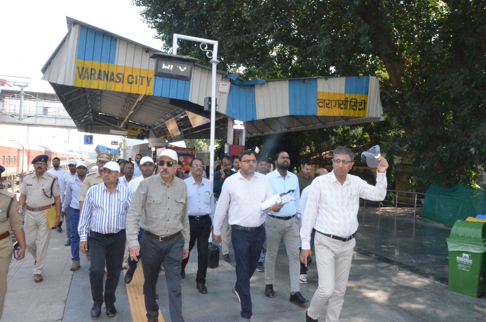 पूर्वोत्तर रेलवे के GM उदय बोरवणकर ने वाराणसी के 4 स्टेशनों का किया निरीक्षण
