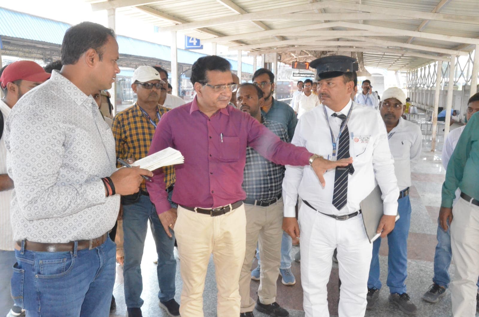 बलिया स्टेशन पर यात्रियों से रूबरू हुए पूर्वोत्तर रेलवे के अपर महाप्रबंधक, अमृत भारत योजना के कार्यों का लिया जायजा